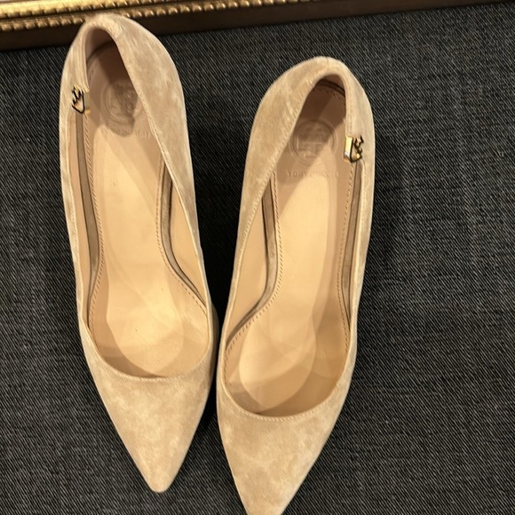 Tory Burch Tan Suede Pointed Toe Pumps Gold Logo Heel Sand Heels - Picture 13 of 16